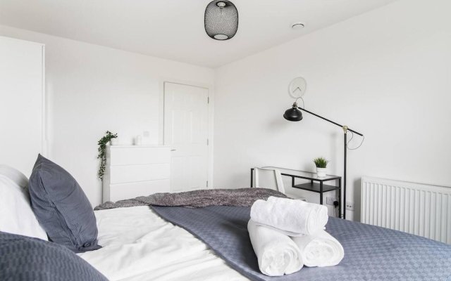 Livestay - One Bed Apt, Free Parking, Sleeps 4