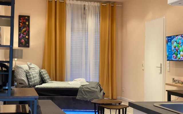 Apartment Sleeps 3 With Parking and Garden