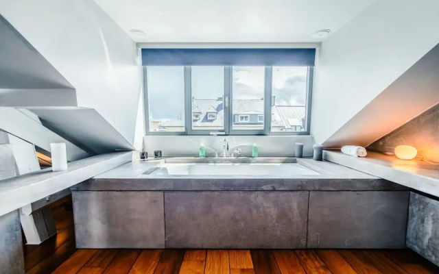 Luxurious 1BR Apt w Prkg & Jacuzzi Btub