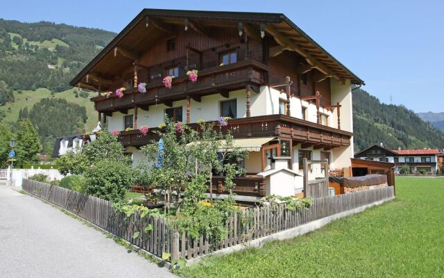 Cozy Apartment In Zell Am Ziller With Balcony