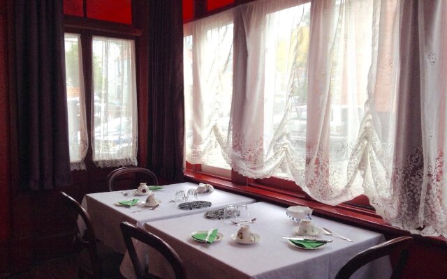 Albatross Inn Bed & Breakfast