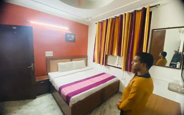 Goroomgo White Elephant Inn Noida