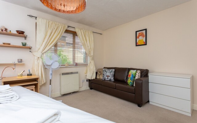 3 Bedroom Flat Near Canary Wharf