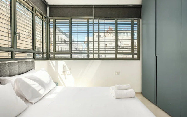 Shenkin Eclectic Blue Apt by Sea N' Rent