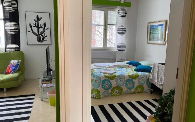 Värikäs puutalokaksio 1-6 hlölle, ilm parkit