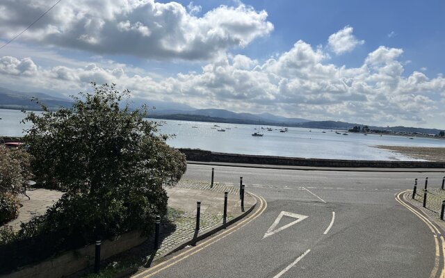 Traditional 3-bed Cottage, Log Burner & Sea Views!