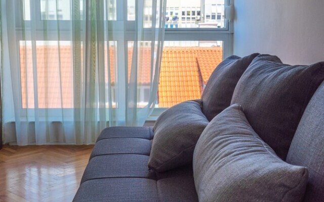 Spacious apt few min Walk to old Town and Beach