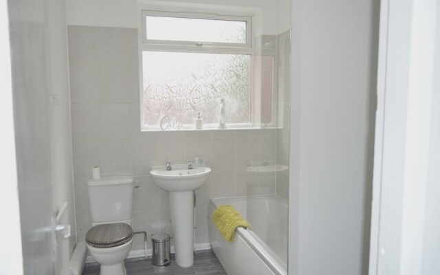 Beautiful Two-bed Apartment With Driveway Parking