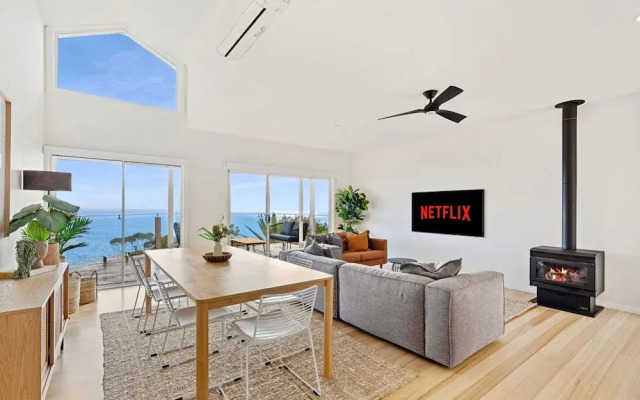 Clifftop Luxury With Spectacular Ocean Views