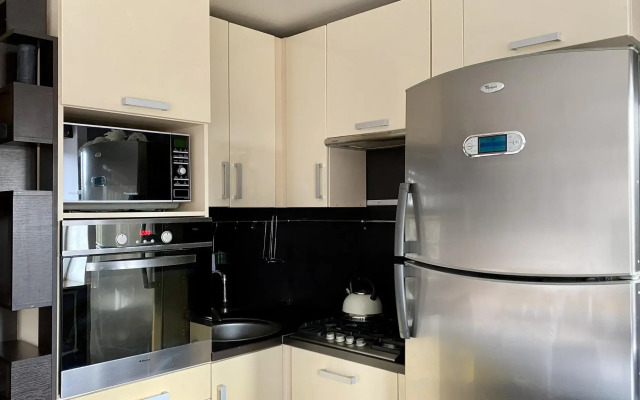 Grape Room Apartment on Mira Avenue 122