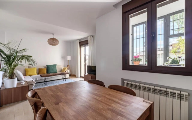 Beautiful Duplex-City Center. Parking by the house