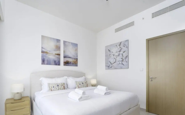 Sleek 1BR in Burj Royale with Canal View