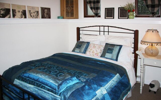 2 Moon Cottage Bed & Breakfast
