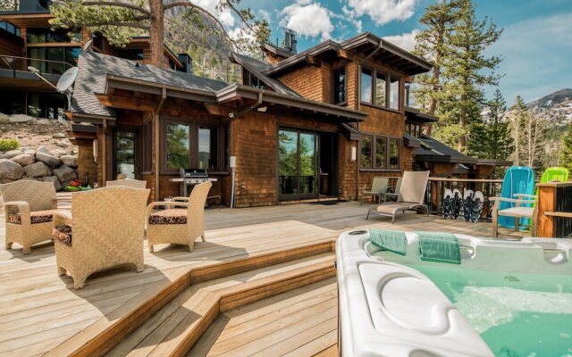 Bronson by AvantStay | Sleeps 17! On the Slopes! Squaw Valley w/Hot Tub&Fire Pit