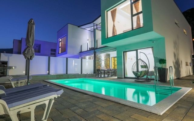 Modern Holiday Home With Private Swimming Pool