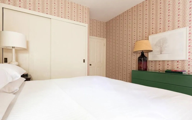 Porchester Square VI by Onefinestay