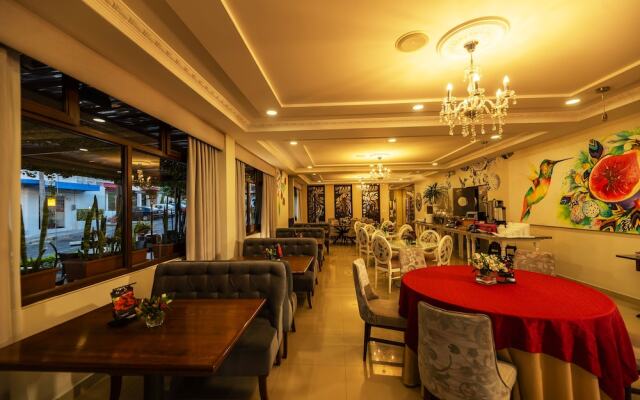 Quindeloma Art Hotel And Gallery