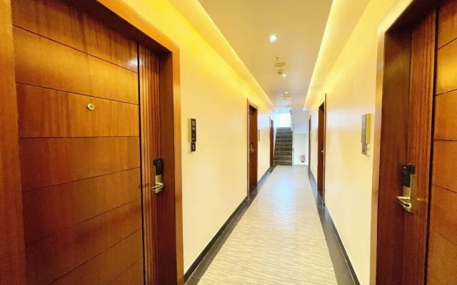 Hotel Mantavya - Varanasi near Temple