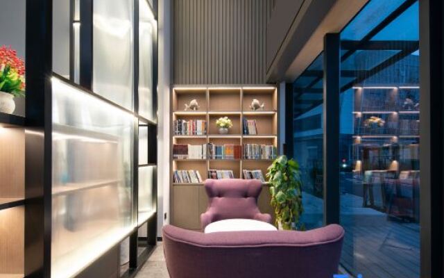Wassim Hotel (Wuhan Tianhe Airport Aviation Headquarters Subway Station)