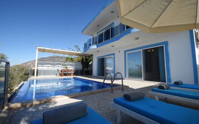 Villa Utku by Helaltatilvillari