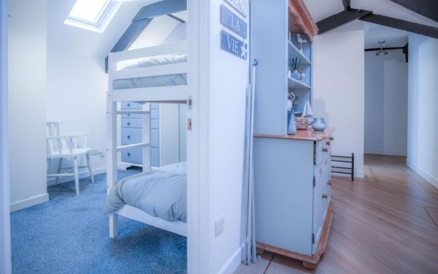 The Penthouse At The Mews - 2 Bedroom Apartment - Tenby