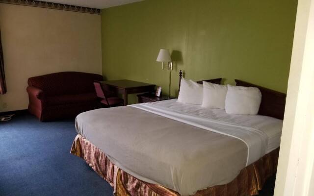 Travelodge  by Wyndham Columbus North