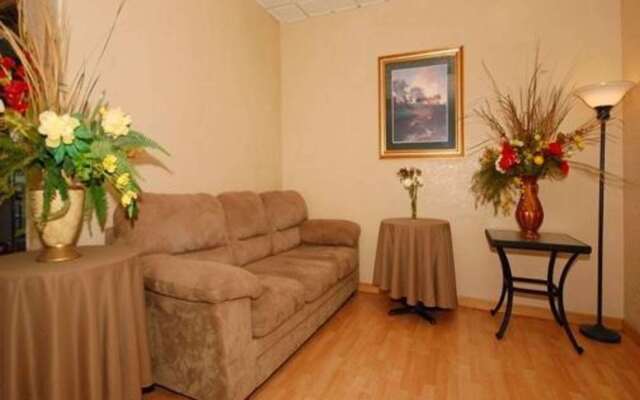 Econo Lodge Inn & Suites