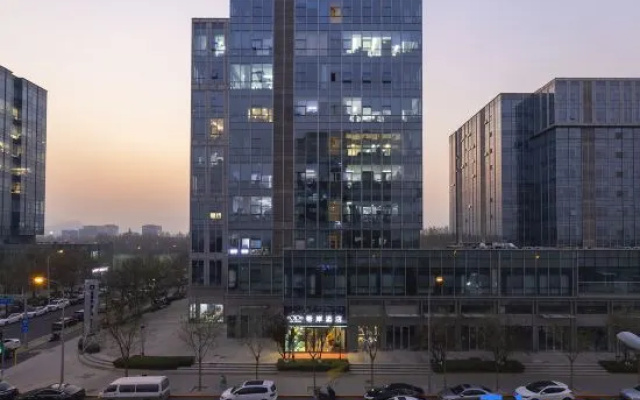 Xana Hotelle Hotel (Beijing Daoxianghu Subway Station)