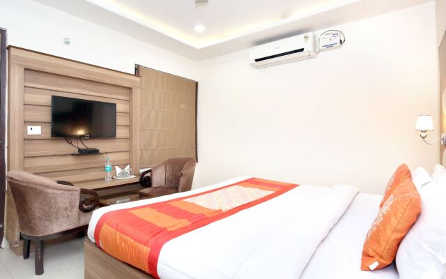 OYO 10940 Hotel Waves