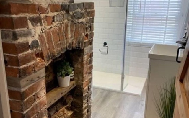 2 Bed Grade 2 - Dates Back to 1500's