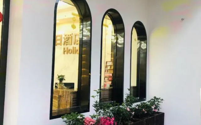 Holiday Hotel