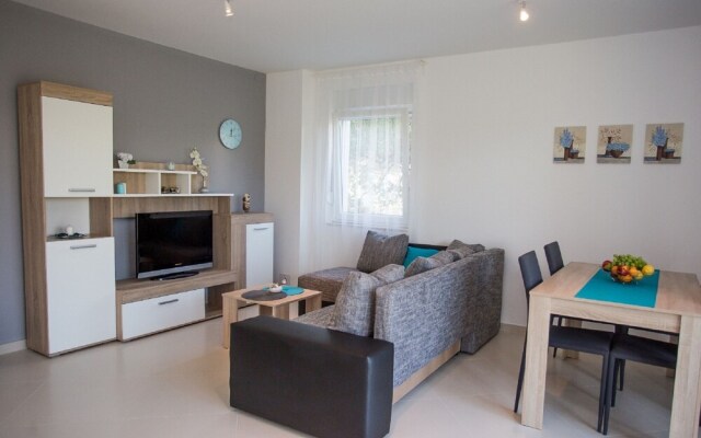 Modern Apartment in Kastel Stafilic With Fenced Garden