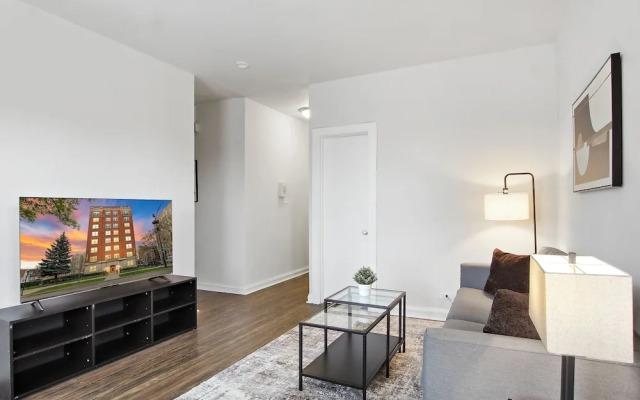 Sleek 2BR - Hyde Park 405