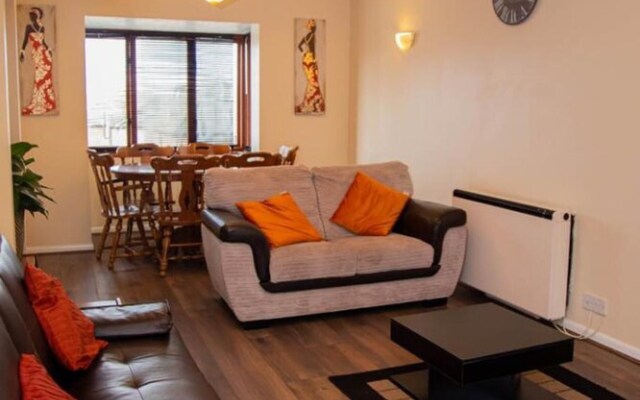 Cozy Two Bedroom Apartment Located in Gravesend