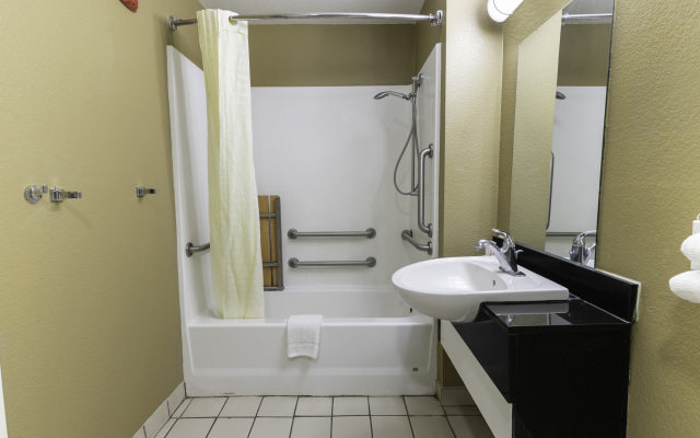 OYO Hotel Lake Charles Hwy 10