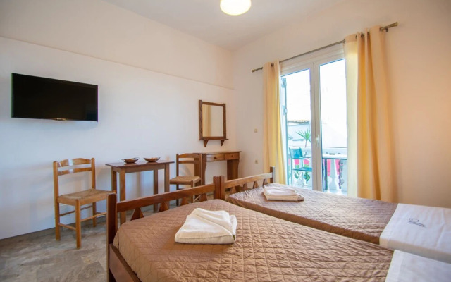Manthos Beachfront Apts & Pool