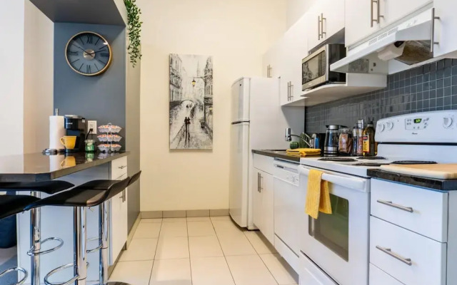 Comfy DT Loft w Parking Rooftop Patio BBQ Gym