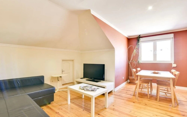 Amazing 3 Bdr Apartment w Lisbon View in Santos, Lisbon