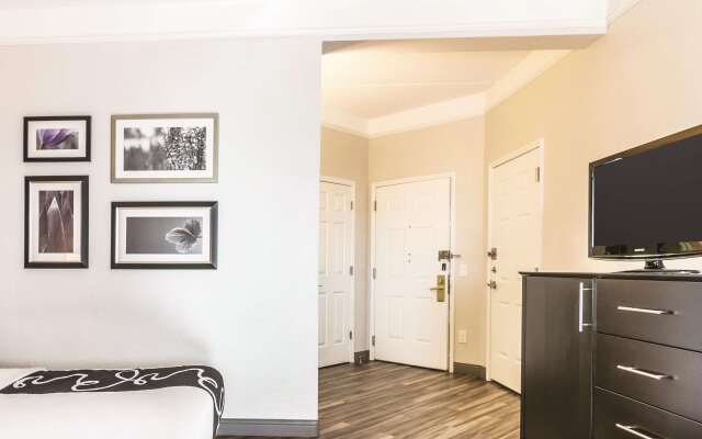 La Quinta Inn & Suites by Wyndham Orlando Airport - Image 7