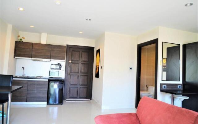 Park Lane studio apartment with swimming pool view Pattaya