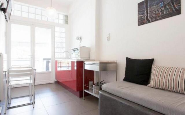 Acropolis apt with balcony - DM17