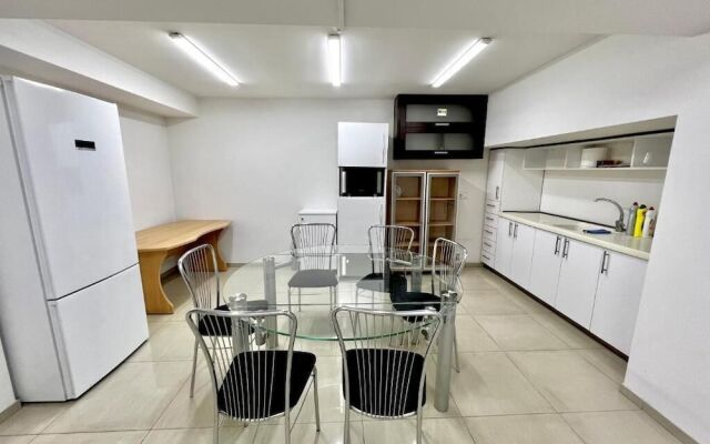 8 Queen Tamar Ave