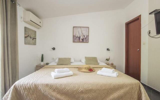 Chic Studio Flat With Balcony Near Beach in Tivat