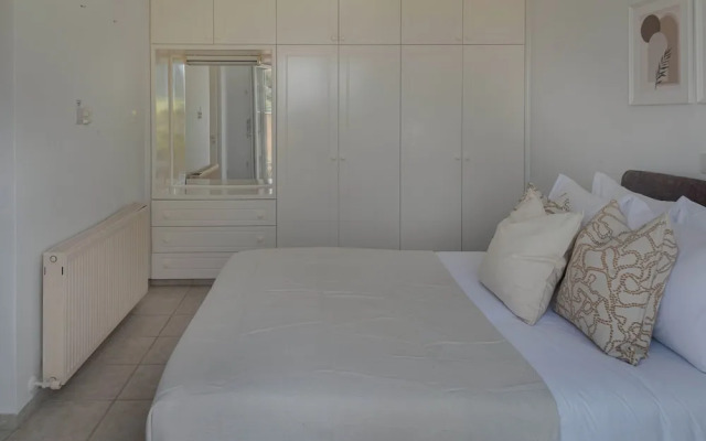 Phaedrus Living: Seaview Hilltop Maisonette