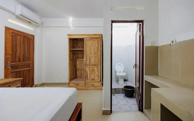 Soka Asri Guest House near Bali Zoo RedPartner – Guest Rooms – Denpasar