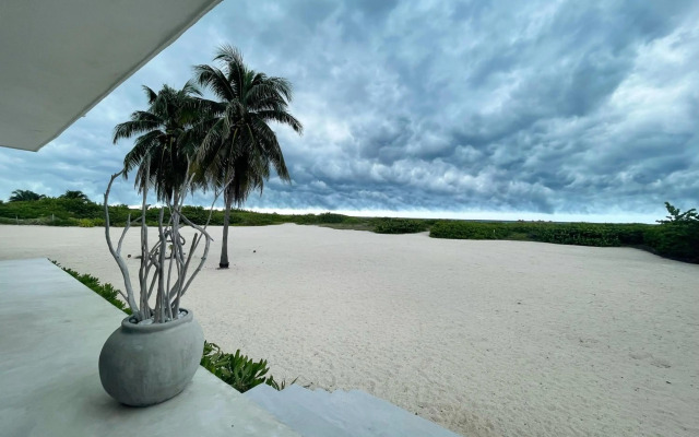 Casa en primera linea de playa con alberca