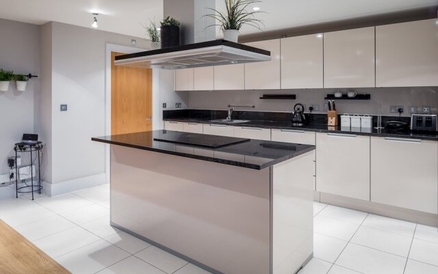Full River View 3-bedroom Very Large Flat