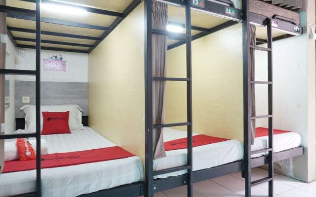 RedDoorz Hostel @ Borobudur Street