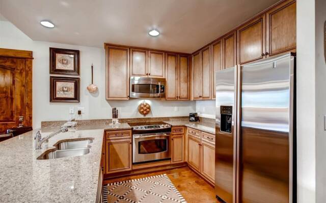 Luxury 3 Bedroom Ski in, Ski Out Mountain Vacation Rental Just Steps from the Snowflake Ski Lift