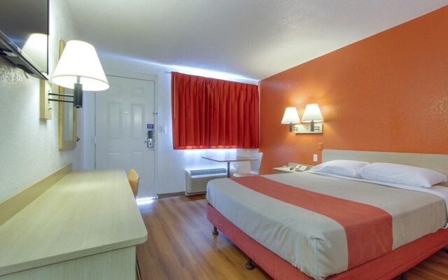 Motel 6 Phoenix - Northern Avenue